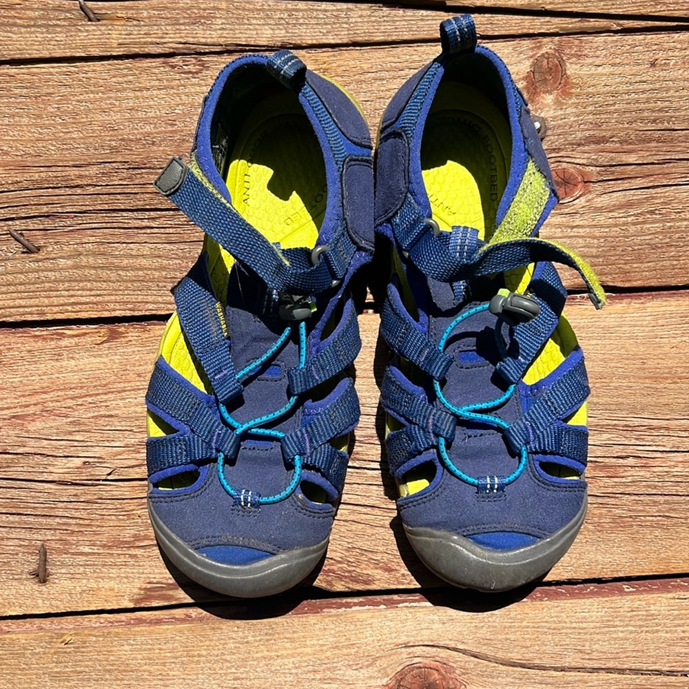 Keen Sandals size 5 Youth